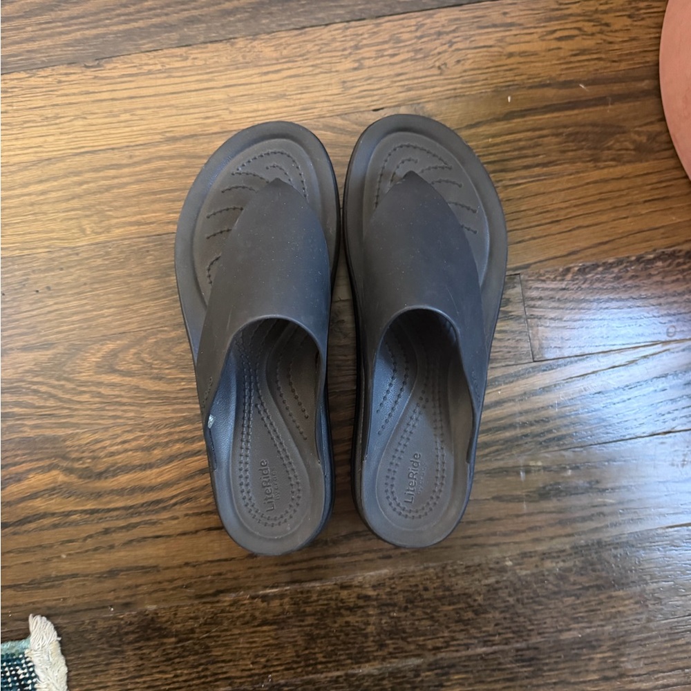 2 Pairs CROCS Getaway & Brooklyn Platform Sandals Flip Flops Quartz | Black | 7 - Picture 4 of 5